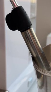 Kahveci sütü sürahiyle çırpıyor. sürahi sütlü kapuçino makinesi.