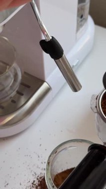 Bilinmeyen Barista Hand, Portafilter 'ı kahve makinesine koyuyor. Yakın çekim. Kahve makinesi kahve koydu.
