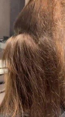 Saç kesimi, saç kesimi, saç kesimi, bir kızın saçını yıkamaktan güzel bir saç stiline dönüştürme. Yüksek kalite 4k görüntü