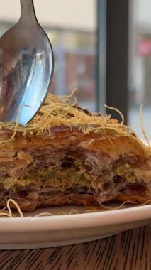 Dubai Kahve Dükkanı 'nda bir kaşık Dubai kruvasanı, Kruvasan Tatlı Tatlı Tatlısı ve Dough Kata Efi Çikolatası ile ye. Yüksek kalite 4k görüntü