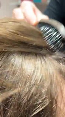 Saç kesimi, saç kesimi, saç kesimi, bir kızın saçını yıkamaktan güzel bir saç stiline dönüştürme. Yüksek kalite 4k görüntü