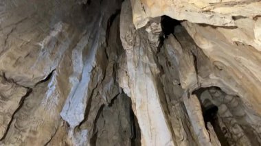 Sarkıtlar ve dikitlerle dolu güzel bir mağara. Yüksek kalite 4k görüntü