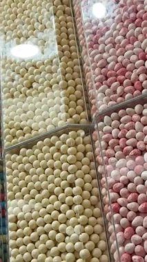 Bir şekerci dükkanında renkli şeker çeşitleri sergileniyor canlı ve neşeli renklerle. Yüksek kalite 4k görüntü