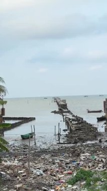 Plastik atıklarla kirlenmiş okyanus plajları, insansız hava aracı fotoğrafçılığı, çöp platformu. Yüksek kalite 4k görüntü