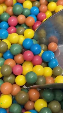 Çok yakın plan. Arka planda çok renkli şeker topları ve kameranın önüne yavaş çekimde bir ağaç geçişi. Macro,Phantom Camera, 900 fps video. Yüksek kalite 4k görüntü