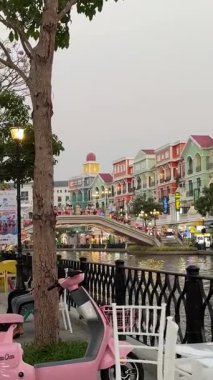 Phu Quoc Adası, Vietnam 'daki Büyük Dünya Venedik Şehri' ni taklit ediyor. Grand World Phu Quoc Renkli kanal binaları