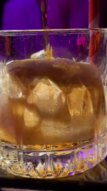 Küba Libre, Long Island Buzlu Çay Kokteyli. Sert alkollü içecek, kola, ıhlamur ve buzlu iki bardak, açık mavi kaplamalı soğuk uzun içimli moktail. Yüksek kalite 4k görüntü