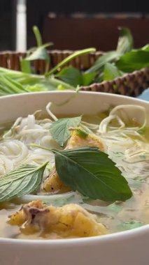 Vietnam Pho Bo 'su sığır eti, pirinç eriştesi ve taze otlar. Fesleğen Vietnam çorbası.