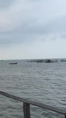 Tatil için ahşap güverteden turkuaz mavi okyanusa uçan video. Deniz tahtası güvertesi