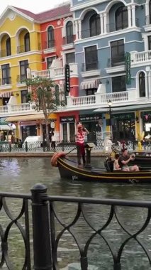 Phu Quoc Adası, Vietnam 'daki Venice Town. Büyük Dünya Renkli Kanal Binaları Grand World Phu Quoc Vietnam.04.01.2025