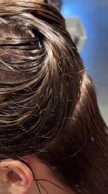 Saç kesimi, saç kesimi, saç kesimi, bir kızın saçını yıkamaktan güzel bir saç stiline dönüştürme. Yüksek kalite 4k görüntü