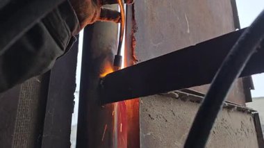 İşçi, metal parçalarını gaz kesiciyle kesiyor. Oksijen ve asetilinli alev kesici. Ateşle çalış. İşteyken yanma riski. Yüksek kalite 4k görüntü