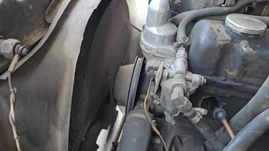 Eski bir Sovyet arabasında motor, radyatörde soğutma vantilatörü. Yüksek kalite 4k görüntü