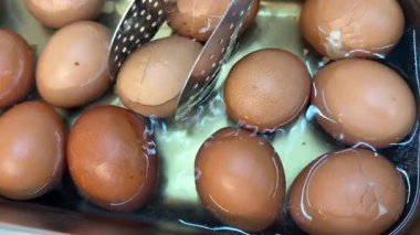 Kahverengi kabuklu tavuk yumurtaları açık büfeden çıkartılır. Kahvaltı protein karışımı sağlıklı beslenme diyeti yapılır. Yüksek kalite 4k görüntü