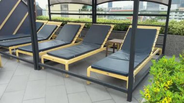 Havuz, siyah güneş, lüks otel ve dinlenme yerleri olan güzel çatı terası. Yüksek kalite 4k görüntü