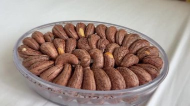 Beyaz fındıklı kabuklu fındık kabuğu soymak için kullanışlı. Yüksek kalite 4k görüntü