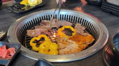 Lezzetli Biftek ve Kızarmış Sebzeler Açık havada Pişiyor. Barbekü Izgarası 'nda BBQ Et Hazırlama. Speed Ramp Efektli Süper Yavaş Sinema Görüntüsü. Yüksek kalite 4k