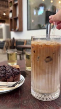 Sıcak yaz gününde, tembel bir öğleden sonra buzlu kahve içerken ara veriyoruz.