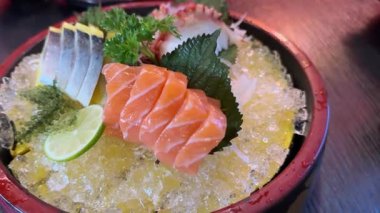 Sarı buzlu, balık sarısı, limonlu deniz ürünleri. 