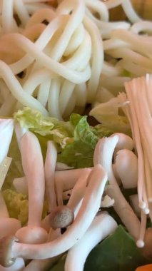 Büyük tabak mantarlı sebzeli vermicelli Asya kafeleri pişirmek Kore yemekleri sağlıklı