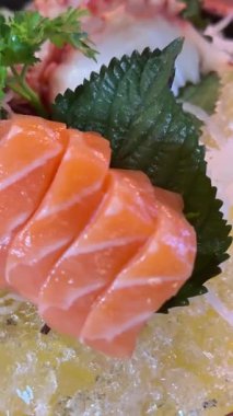 Sarı buzlu, balık sarısı, limonlu deniz ürünleri. 