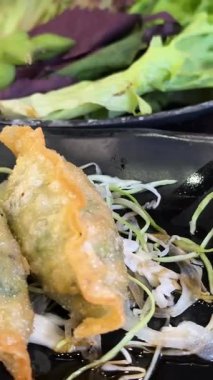 Vietnam usulü baharatlı dürüm nem Rice et salatası Biftek Rendang ve haşlanmış yumurta Otantik Geleneksel Endonezya, Malezya Gıda Stili ünlü köri yemeği tarifi Kaffer, chili. Yüksek kalite 4k