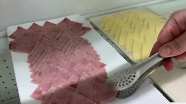 Yemek, sosis, peynir ve her şeyi kapsayan bir vahada kalabileceğiniz lüks bir tatil köyünden gelen her türlü yiyecekle dolu zarif bir açık büfe masası. Açık büfede sosis peyniri