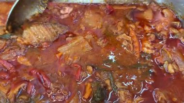 Kızarmış soğan havuç ve kıyma kızartma, ahşap bir spatula ile birlikte. Et garnitürden garnitüre doluyor. Tarife göre pişiyor.Kızarmış sebze. Yakın çekim. Yüksek kalite 4k
