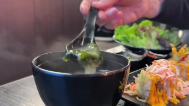 Mimo çorbasından yükselen dumanlı sis koyu siyah arka planda siyah beyaz kâse. Yüksek kalite 4k görüntü