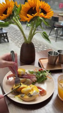 Bıçakla kesilmiş haşlanmış yumurta ve kahvaltıya damlayan yumurta sarısı. Sağlıklı kahvaltı. Yüksek kalite 4k görüntü