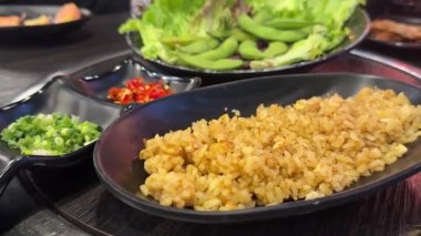 Baharatlı tavuk, domuz eti ve et içeren lezzetli Arap tabakları. Patates kızartması, pilav, pide, Arap salatası, humus, falafel ve tahini gibi soslarla servis edilir. Yüksek kalite 4k görüntü