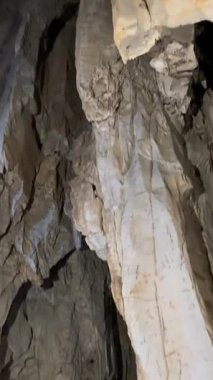 Sarkıtlar ve dikitlerle dolu güzel bir mağara. Yüksek kalite 4k görüntü