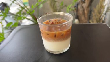 Buzlu kahveyi pipetle karıştırmak. Yüksek kalite 4k görüntü