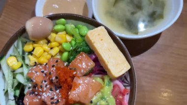 Salata kasesi somon, avokado, brokoli, zeytin ve taze Romaine marulu. Poke bowl salatası, stok video 4K. Yüksek kalite 