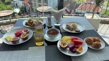 Canlı bir kahvaltıda taze meyveler, lezzetli yemekler ve ferahlatıcı içecekler sunulur. Koh Munnork Adası 'nın göz kamaştırıcı arka planına göre, tropikal bir ada için mükemmel bir başlangıç. 