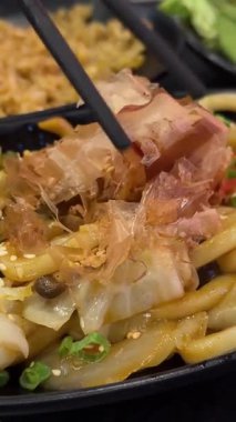 Bir kase Asya Japon eriştesi ve acı soslu siyah tabak restoranındaki fasulye. Yüksek kalite 4k görüntü