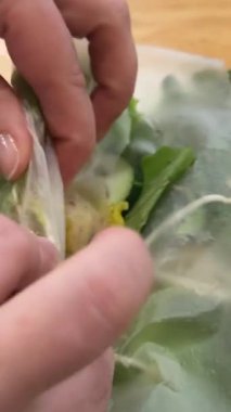 Kadın elleri çırpılmış yumurtaları sebzeyle sarar. Lezzetli sağlıklı yiyecekler. Yeşillik, vejetaryen, Asya restoranı sosa batırılır. Yüksek kalite 4k görüntü