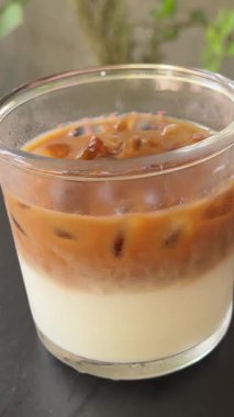 Buzlu kahveyi pipetle karıştırmak. Yüksek kalite 4k görüntü