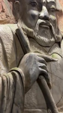 Mermer Dağlar mağara taşı heykeli eşsiz heykeller ve mimari yapılar da nang mağaraları ve tapınaklarında mermer dağlar barındırır.