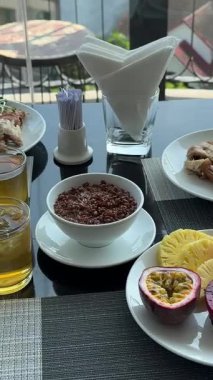 Canlı bir kahvaltıda taze meyveler, lezzetli yemekler ve ferahlatıcı içecekler sunulur. Koh Munnork Adası 'nın göz kamaştırıcı arka planına göre, tropikal bir ada için mükemmel bir başlangıç. 