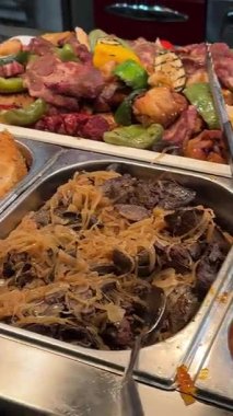Yemek büfesi. Parti arka planında lezzetli renkli et ve sebze yemekleri. - Evet. Yüksek kalite 4k görüntü