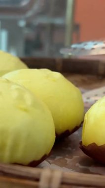 Plastik kabın içinde bao bun. Asya sokak yemekleri konsepti. Yüksek kalite 4k görüntü