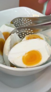 Balut, insan eliyle embriyo yapılmış ördek yumurtası. Vietnam Yumurtası Turşusu