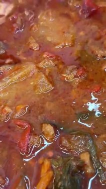 Kızarmış soğan havuç ve kıyma kızartma, ahşap bir spatula ile birlikte. Et garnitürden garnitüre doluyor. Tarife göre pişiyor.Kızarmış sebze. Yakın çekim. Yüksek kalite 4k