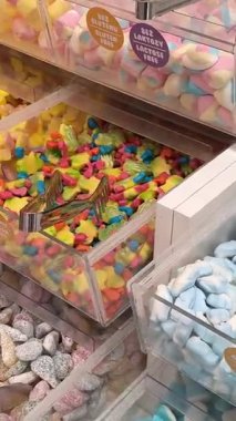 Şekerleme arka planda. Rengarenk karışık şekerler. Renkli, lezzetli tatlılar üst manzaraya dönüyor. Yüksek kalite 4k görüntü