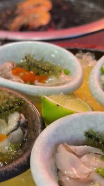 Beyaz arka planda kaynamış istiridye Fine de Claire Oyster. Yüksek kalite 4k görüntü