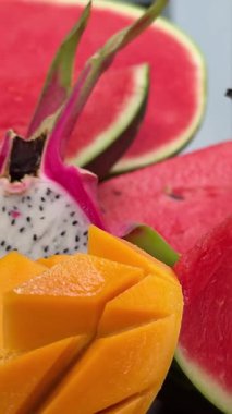 Meyve salatasına limon suyu serpiştiren kadın eli. Yüksek kalite 4k görüntü