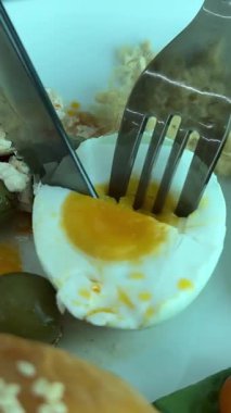 Salatalı sahanda yumurta ve güzel bir tabakta tost, kızların elleri tabağı yemekle çeviriyor. Kahvaltı ya da öğle yemeği için sağlıklı yemek, çırpılmış yumurta, sahanda yumurta, kahvaltıda tavuk yumurtası.. 