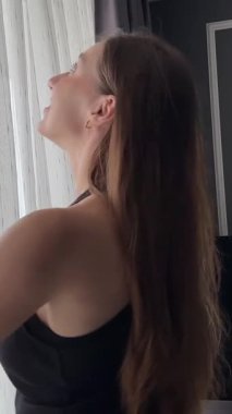 Portre genç utangaç, eski top kostümlü, beyaz peçeli, beyaz arka planda elinde tüy yelpaze tutan, yarı insan yarı insan yarı insan serisi bir kadın. Yüksek kalite 4k görüntü