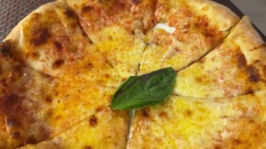 Mozzarella peynirli Margherita pizza, domates sosu, zeytinyağı ve fesleğen yaprağı. Yüksek kalite 4k görüntü